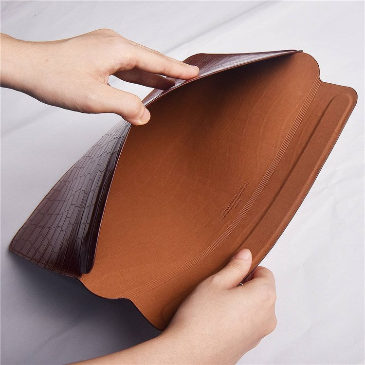 WIWU 13.3 inch Laptop Bag Magnetic Closure Genuine Leather Storage Pouch Multifunction Crocodile Texture Mouse Pad Notebook Computer Sleeve - Brown - produktbillede 7