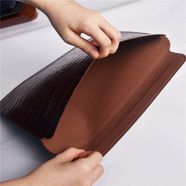 WIWU 13.3 inch Laptop Bag Magnetic Closure Genuine Leather Storage Pouch Multifunction Crocodile Texture Mouse Pad Notebook Computer Sleeve - Coffee - produktbillede 2