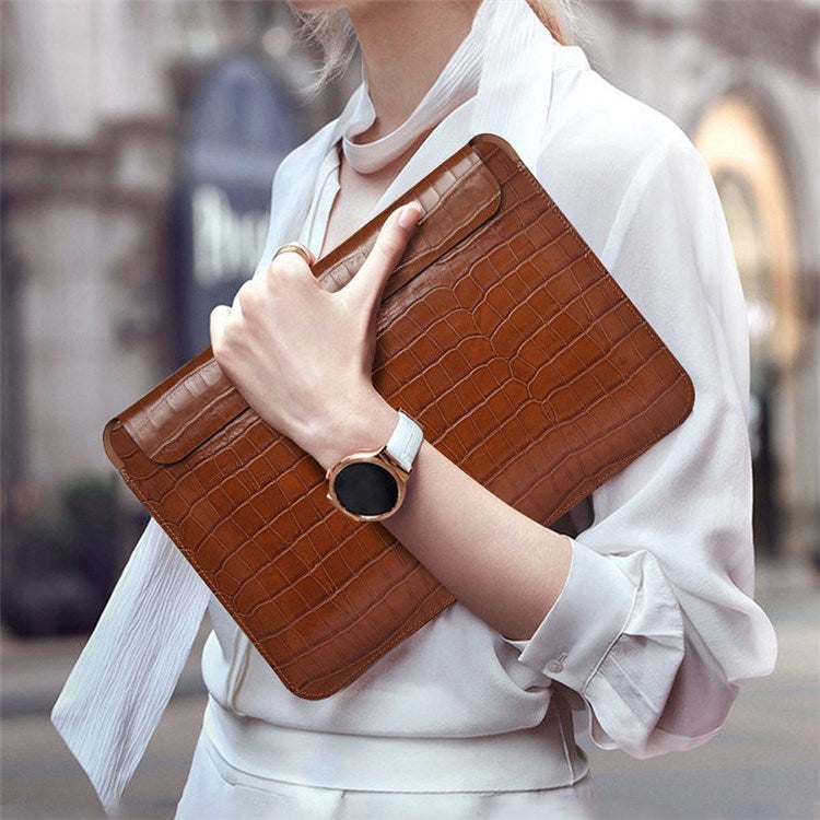 WIWU 13.3 inch Laptop Bag Magnetic Closure Genuine Leather Storage Pouch Multifunction Crocodile Texture Mouse Pad Notebook Computer Sleeve - Coffee - produktbillede 4