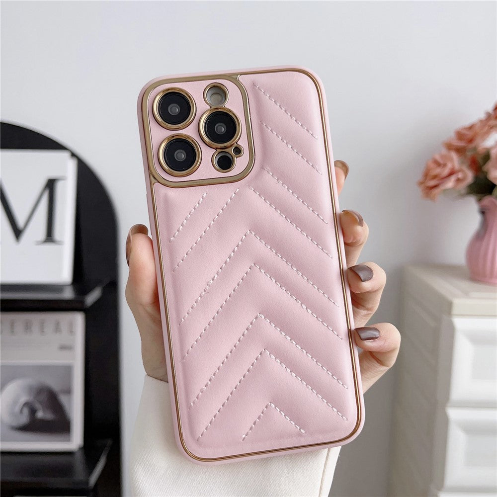 iPhone 14 Pro Max TPU Cover V shape Grid Stitching Line Electroplating Coated Precise Cutout Lens Protection – Pink - produktbillede 1