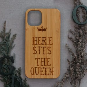 iPhone 11 Pro bagside i træ, Here sits the Queen