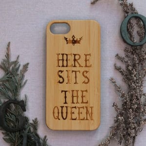iPhone 7/8/SE 2020 bagside i træ, Here sits the Queen